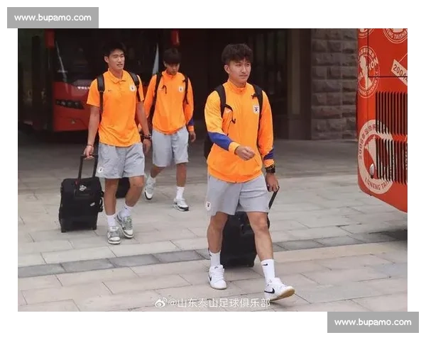 暖心兄弟情!彭啸安抚失球外援 泰山逆境中显团队底色 暖心兄弟情!彭啸安抚失球外援 泰山逆境中显团队底色